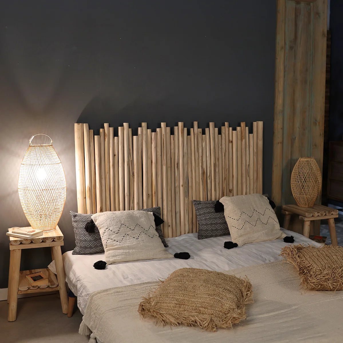 Tête de lit RIVAGE : Évadez-vous au bord de mer avec cette tête de lit en bois flotté. Un design unique et authentique pour une ambiance chaleureuse et relaxante.