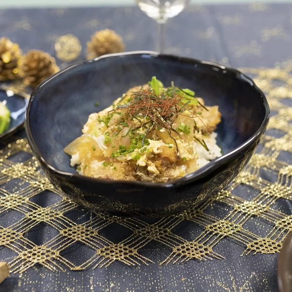 Bol à ramen en porcelaine bleue cobalt, parfait pour déguster une soupe japonaise traditionnelle.