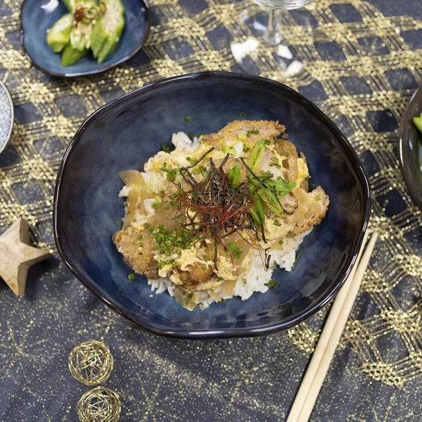 Bol à soupe japonais, design zen et épuré, parfait pour une pause gourmande et relaxante.