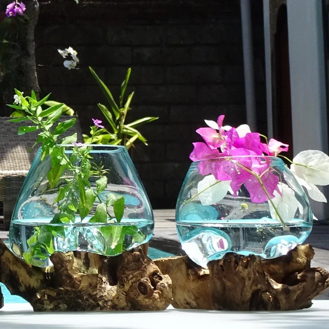 Véritable sculpture de lumière, ce vase en verre soufflé illumine l'espace avec ses reflets chatoyants. Un objet d'art à la fois fonctionnel et esthétique.