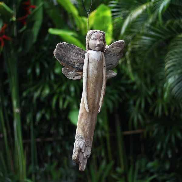 Découvrez notre ange marin en bois flotté, une pièce unique sculptée à la main. Chaque veinure et chaque nœud du bois raconte une histoire, faisant de cet ange un véritable talisman. Accrochez-le dans votre intérieur pour créer une ambiance apaisante et poétique.