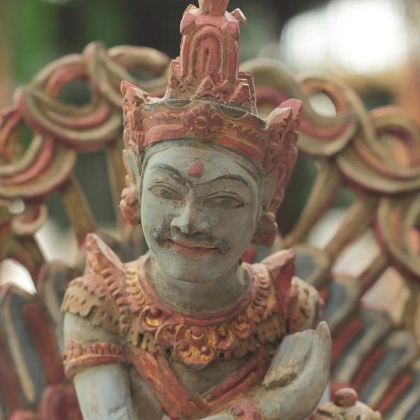 Laissez-vous envoûter par cette représentation de Garuda et Vishnu, divinités hindoues. Sculptée dans du bois de teck, cette œuvre d'art est un véritable voyage en Indonésie.