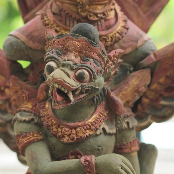 Cette statue, traditionnellement placée à l'entrée des temples balinais, est un symbole de protection et de spiritualité. Une pièce chargée d'histoire qui trouvera sa place dans tout intérieur.