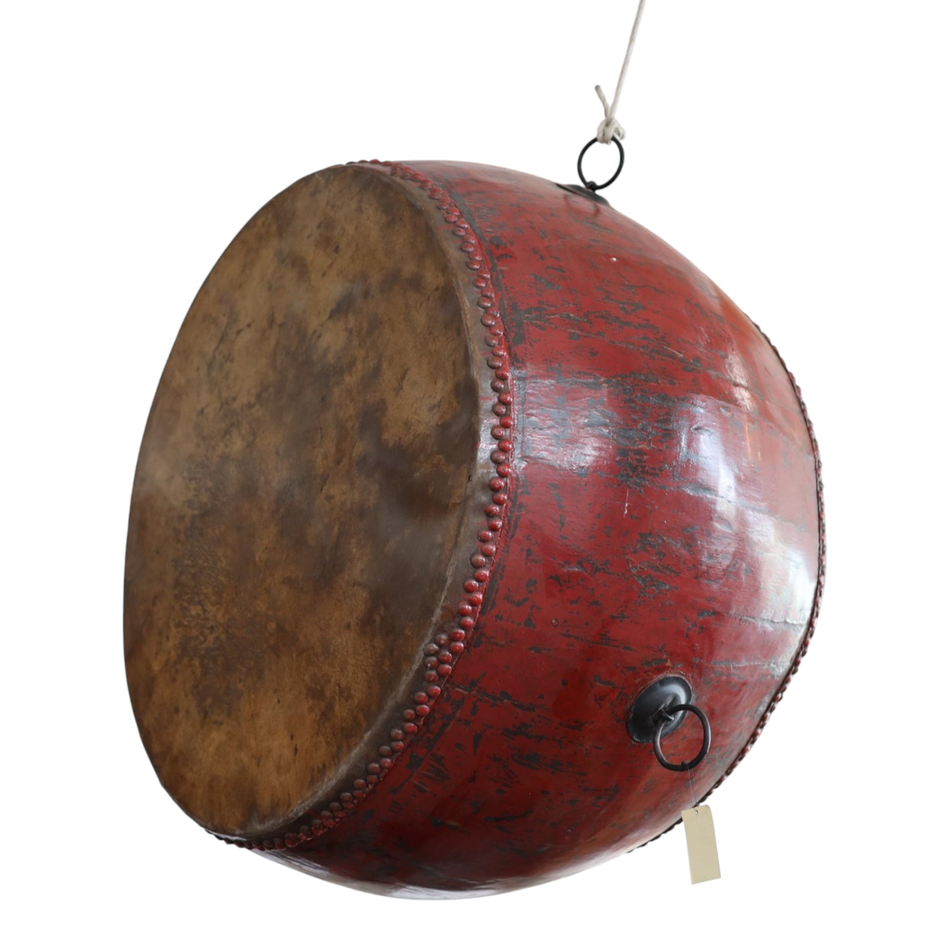 Grand tambour chinois traditionnel en bois laqué rouge à double peau, XIXe siècle, diamètre 113 cm – Galerie Rue de Siam