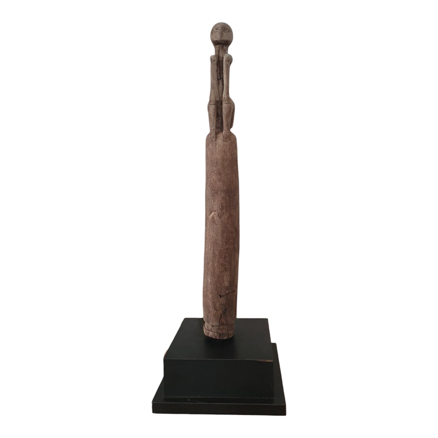 Statue ancienne Timor en bois, figure élancée assise sur socle noir – H62 cm.