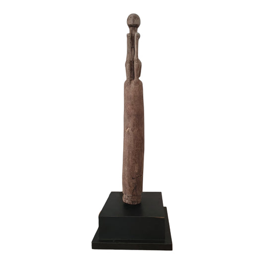 Statue ancienne Timor en bois, figure élancée assise sur socle noir – H62 cm.