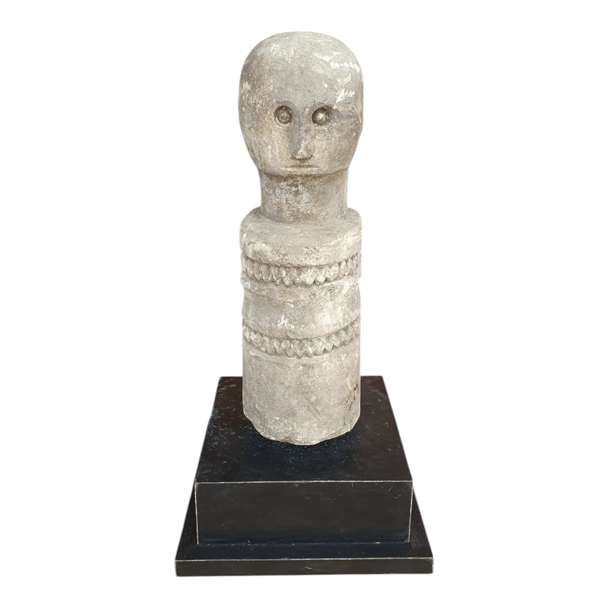 Statue ancienne Toraja en pierre sculptée, petit format cylindrique avec tête humaine stylisée – H32 cm.
