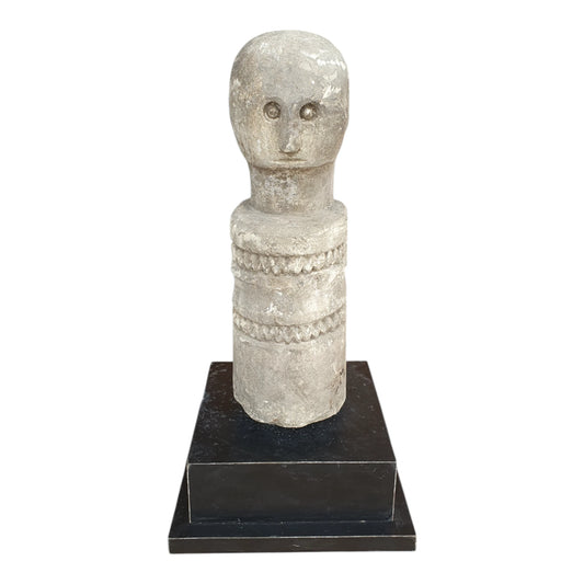 Statue ancienne Toraja en pierre sculptée, petit format cylindrique avec tête humaine stylisée – H32 cm.
