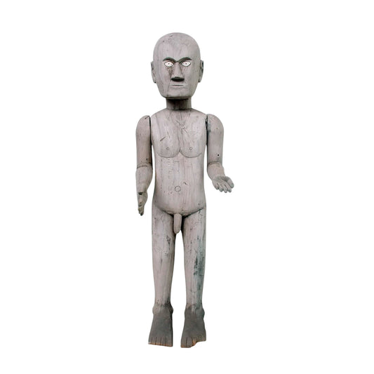 Statue tau tau Toraja en bois sculpté, 114 cm, figure d’ancêtre debout, bras articulés tendus, style traditionnel de Sulawesi.