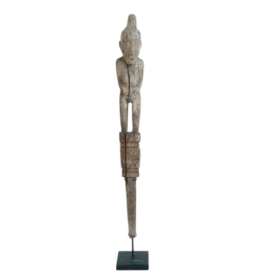 Statue Kadauma ancienne du Timor oriental en bois sculpté, H71 cm