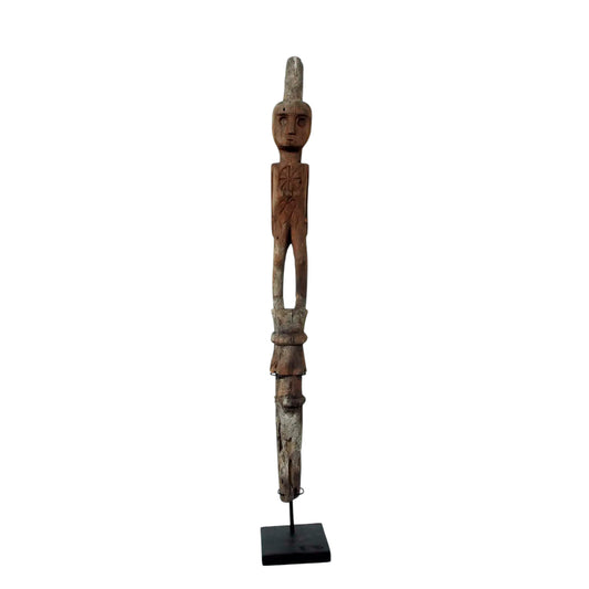 Statue Kadauma ancienne du Timor oriental, en bois sculpté clair, H76 cm