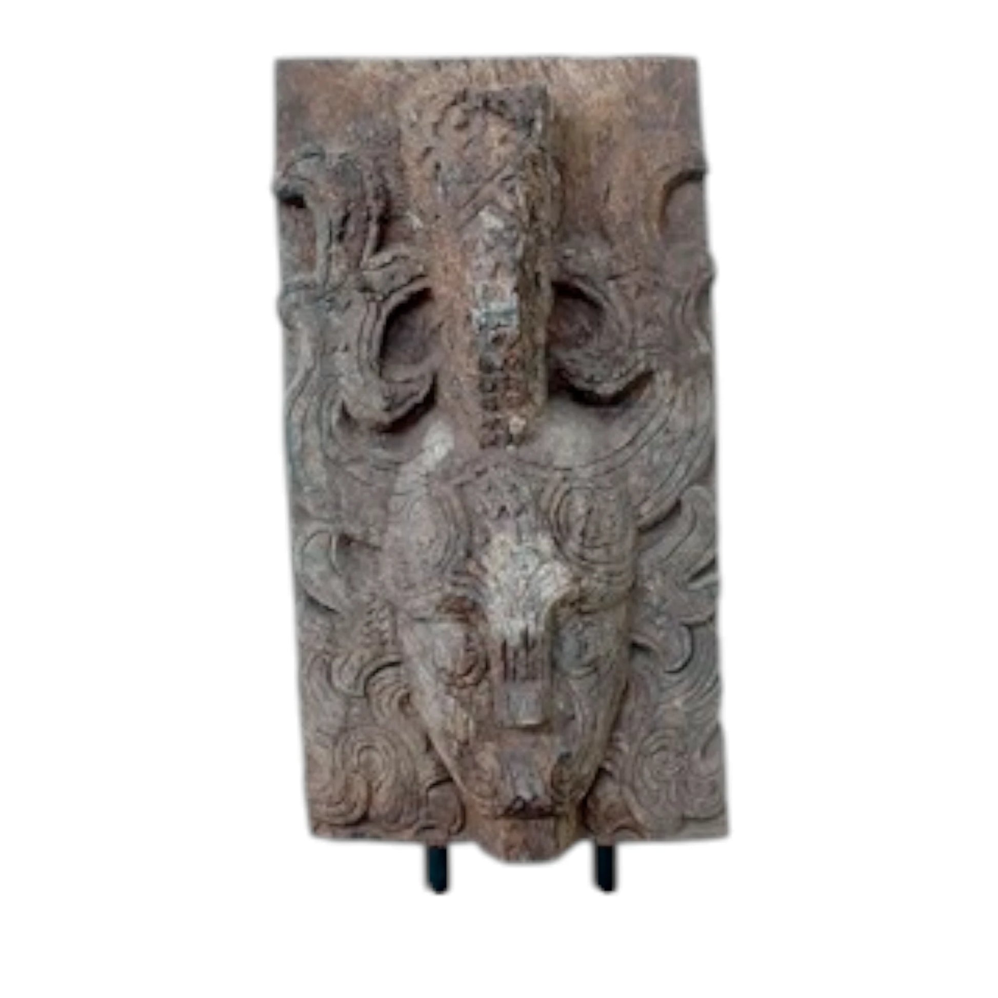 Porte sculptée Batak montée sur socle, Indonésie, avec visage humain et éléphant stylisé