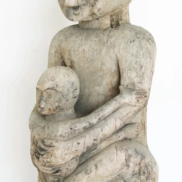 Ce lien indissoluble entre mère et enfant est symbolisé par cette statue ancestrale, qui témoigne de la force et de la résilience des femmes timoraises.