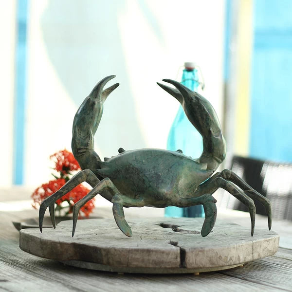 Apportez une touche marine à votre décoration avec ce crabe en laiton. Une sculpture raffinée qui trouvera sa place sur une étagère, un bureau ou une console.