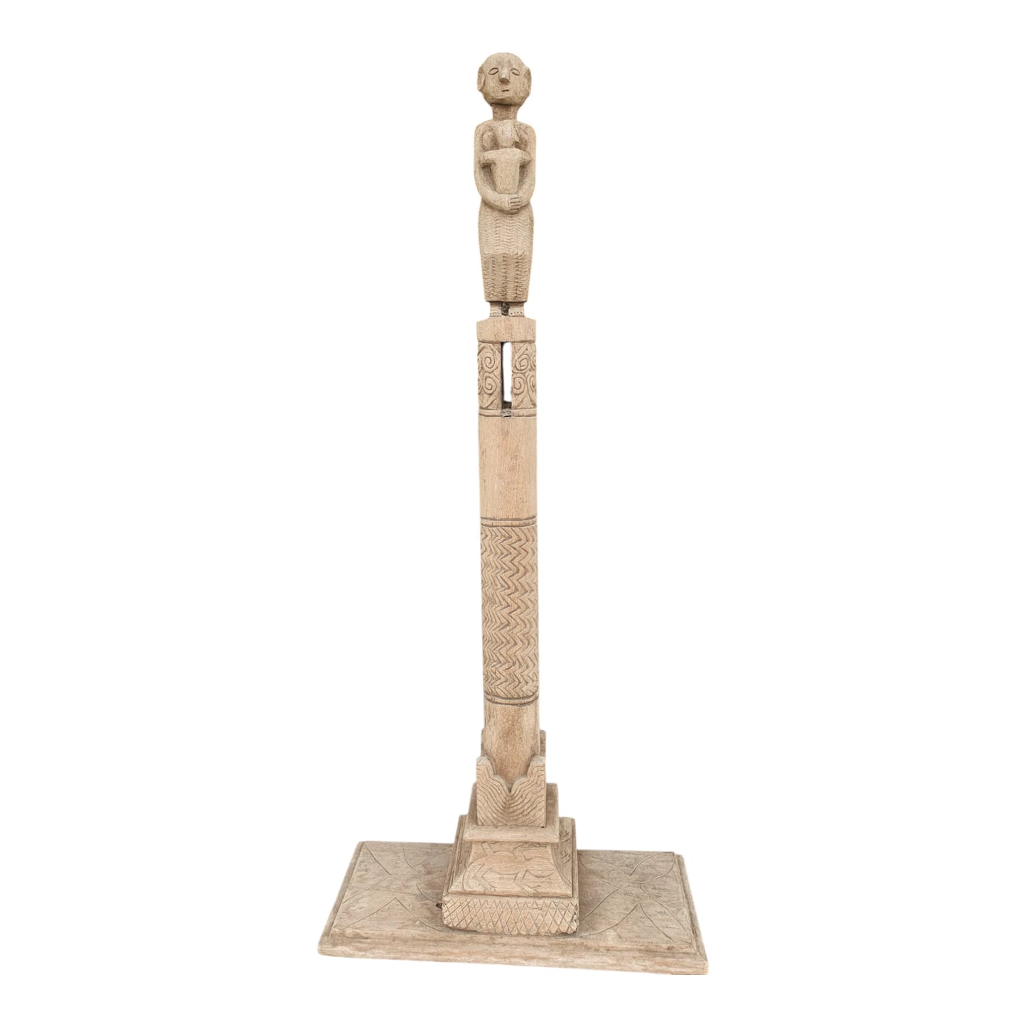 Totem féminin en bois sculpté de Flores – Figure debout sur socle décoré, gravures rituelles et chevrons, H88 cm.