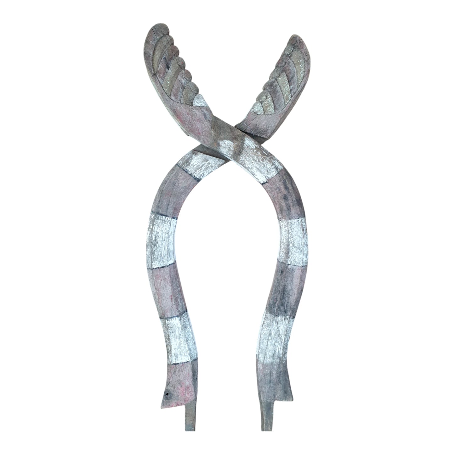 Sculpture artisanale balinaise en bois blanchi avec forme rituelle croisée en X et ailettes stylisées