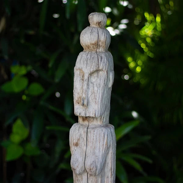 Cette sculpture ancestrale, sculptée dans la pierre, est un symbole de la tradition et de la spiritualité timoraises.