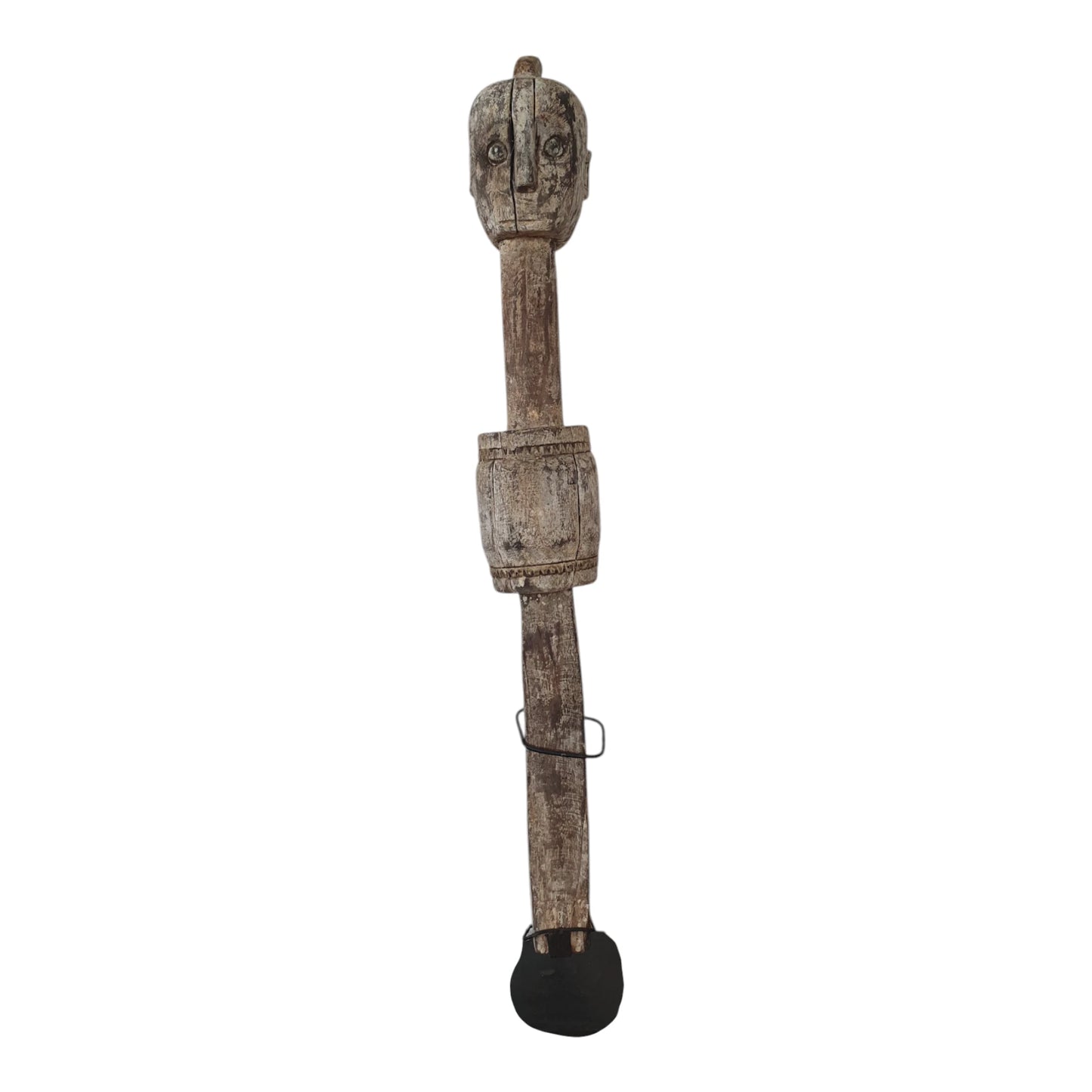 Totem ancien Toraja en bois clair sculpté – silhouette élancée, tête stylisée, socle noir – Sulawesi, Indonésie – Galerie Rue de Siam