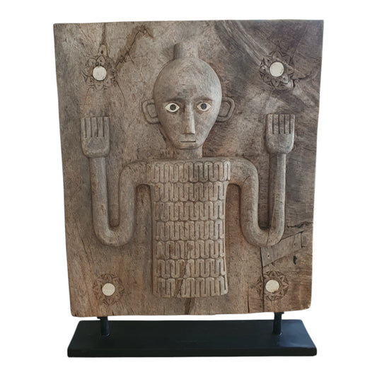Porte Toraja ancienne en bois sculpté, représentant une figure protectrice aux bras levés, Sulawesi Indonésie, vendue en l’état avec fissure apparente