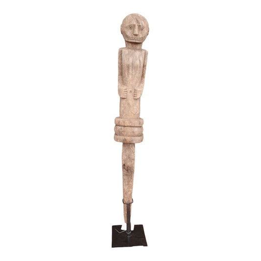 Totem tribal de Florès sculpté en bois ancien, 94 cm, monté sur socle – style primitif – Galerie Rue de Siam