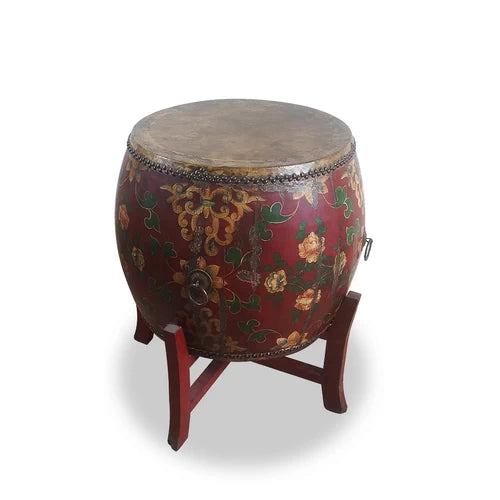 Ce tambour double face, originaire du Shanxi et datant du milieu du XIXe siècle, est un fascinant témoignage de la musique et de la culture chinoises de cette époque. Ses dimensions imposantes (73x73x82H) en font une pièce de collection remarquable.