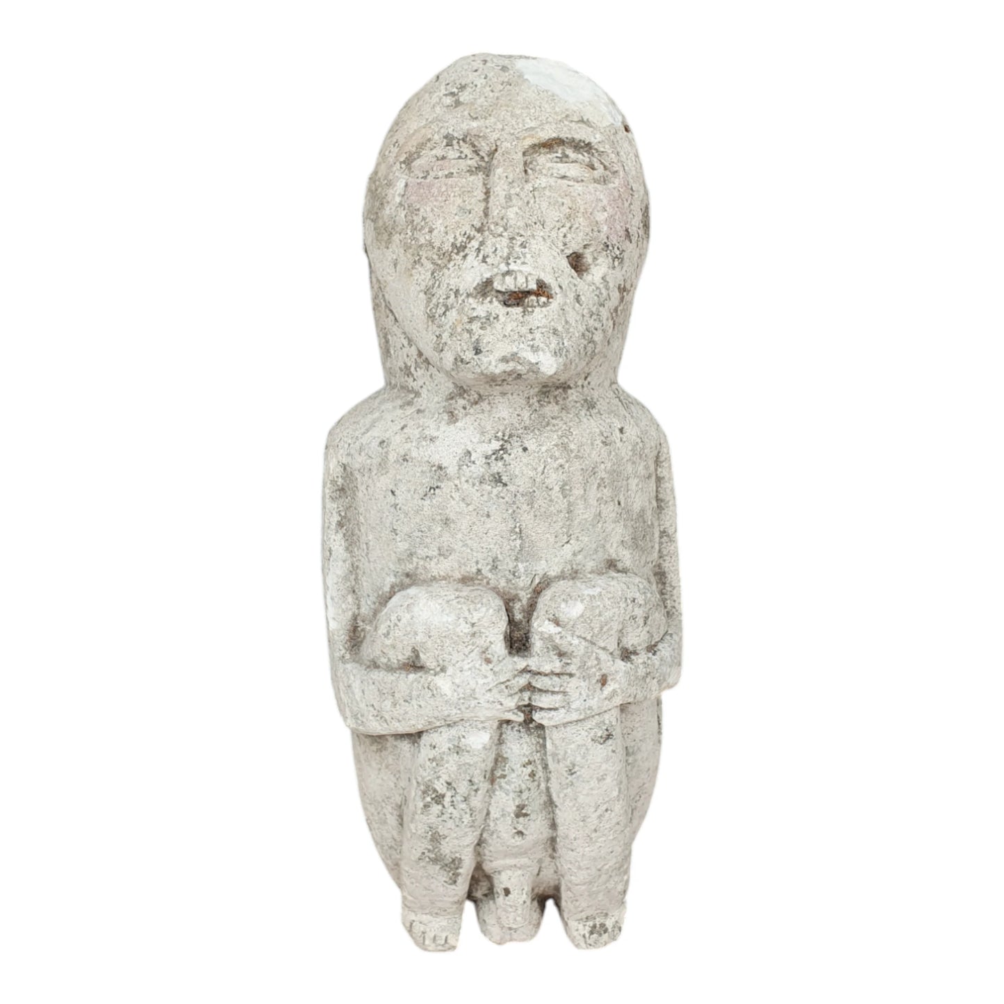 Statue ancienne en pierre représentant une figure assise en position repliée – H40 cm.