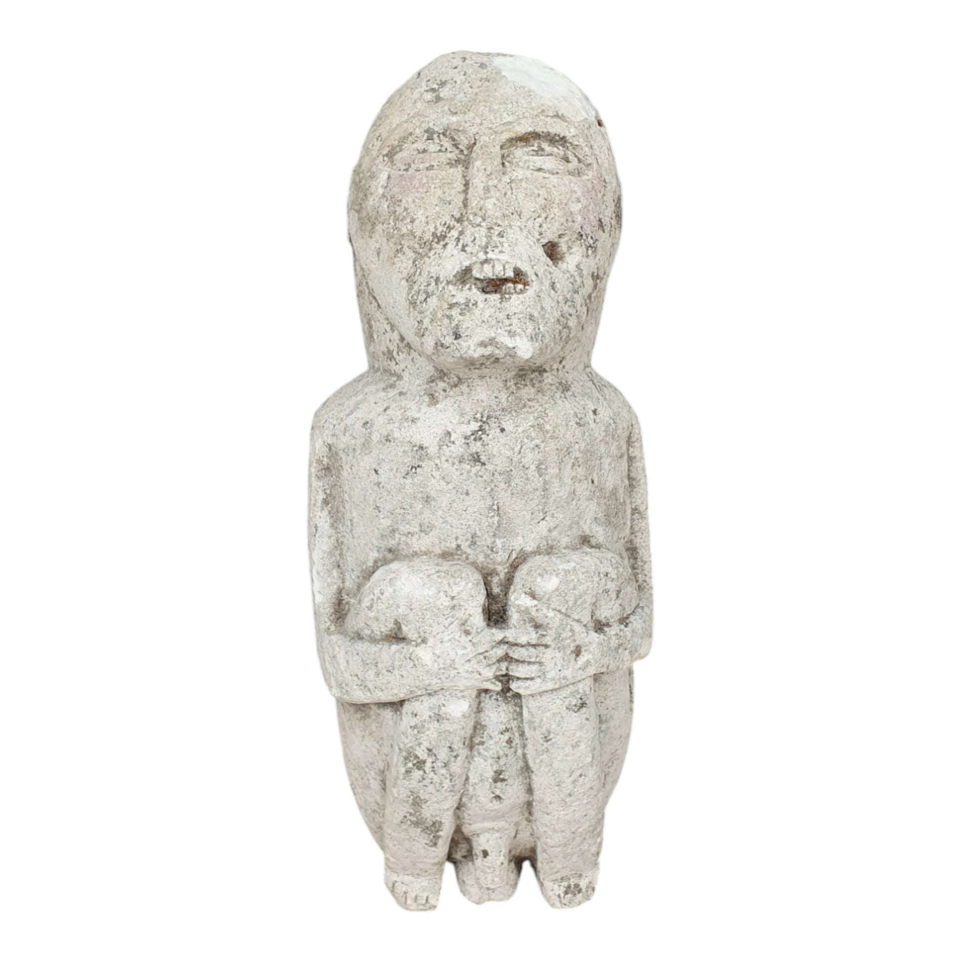 Statue ancienne en pierre représentant une figure assise en position repliée – H40 cm.