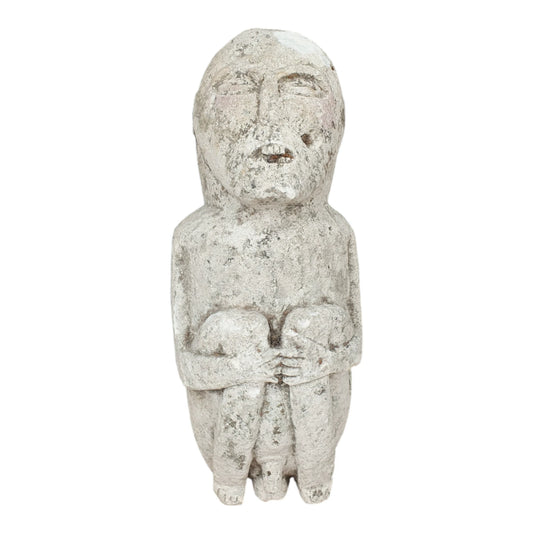 Statue ancienne en pierre représentant une figure assise en position repliée – H40 cm.