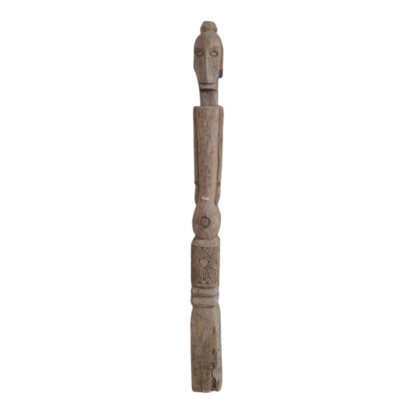 Statue ancienne de l’île de Sumba – Figure humaine élancée en bois gravé de motifs géométriques, H155 cm.
