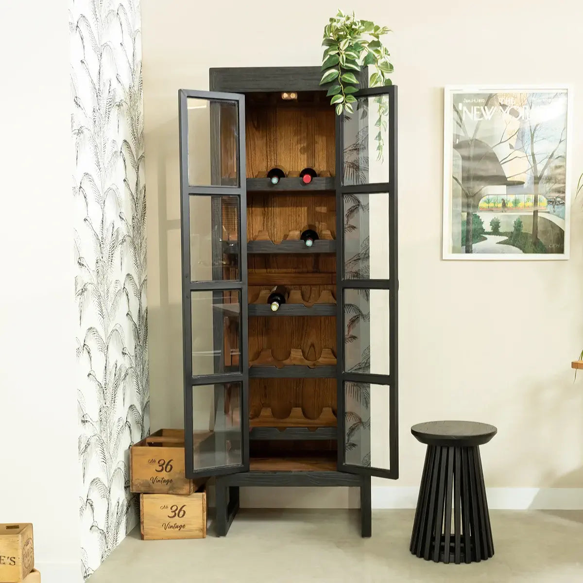 Découvrez l'armoire à vin Pondichéry, un meuble design en mindi noir pour mettre en valeur votre collection de vins. 