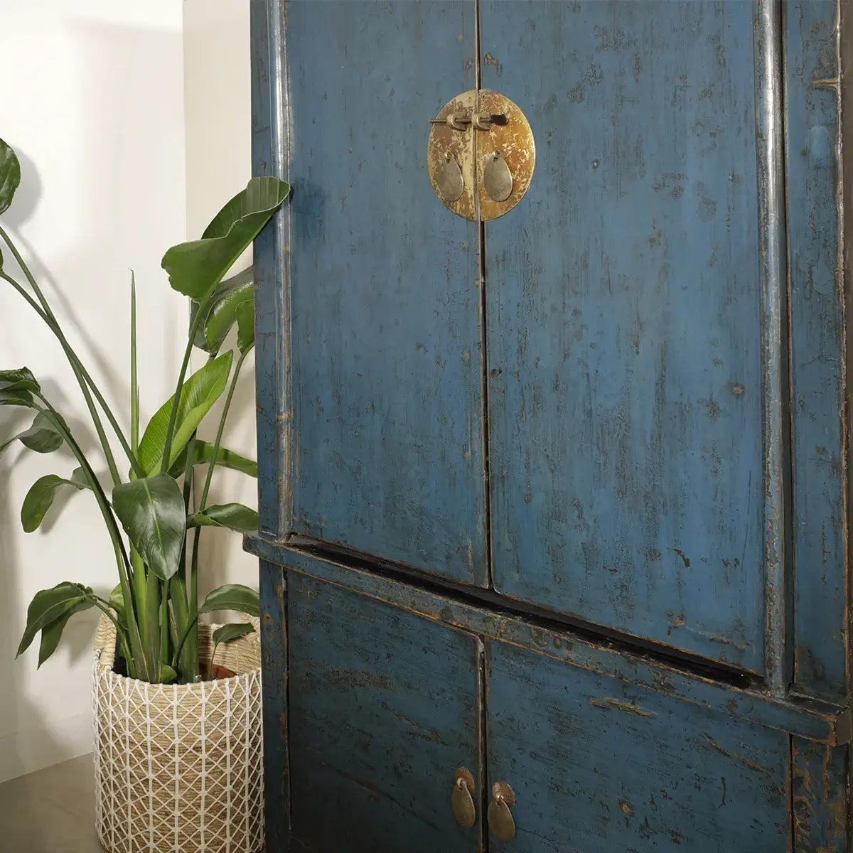 Armoire chinoise ancienne en orme massif bleu nuit. Design épuré. 4 portes. Grand rangement. Shanxi. Ferrures dorées. Pièce unique.