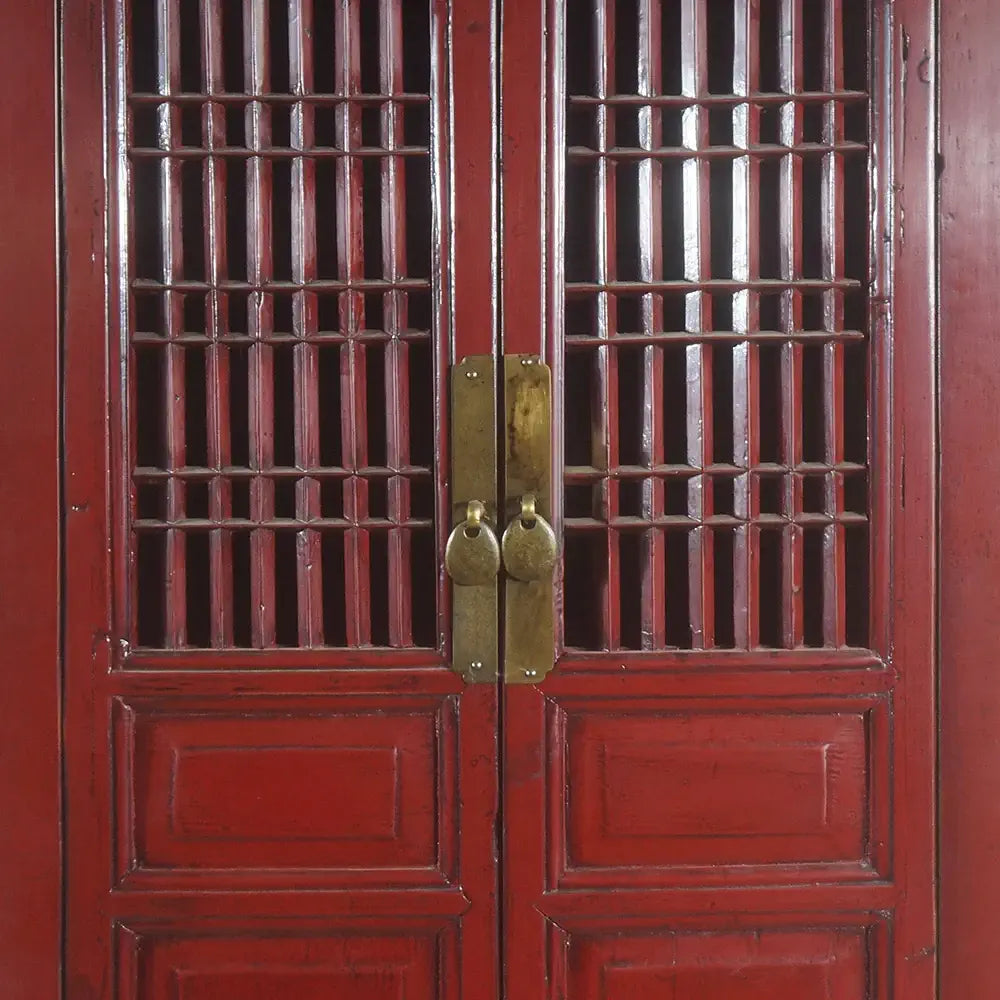 Meuble chinois antique. Petite armoire laquée rouge. Orme massif. 2 portes. 3 tiroirs. Shaanxi. Élégance intemporelle.