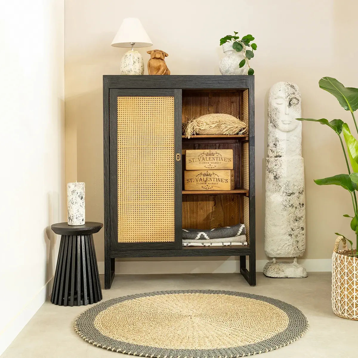 Découvrez l'armoire Pondichéry, un meuble design et fonctionnel qui allie le charme du mindi massif et la douceur du cannage naturel. Ses portes coulissantes permettent d'optimiser l'espace et de créer une ambiance chaleureuse.