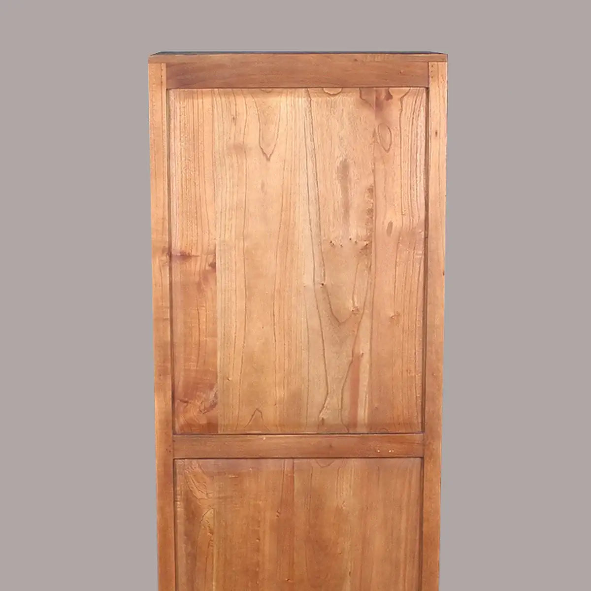 Découvrez l'armoire à vin Pondichéry, un meuble design en mindi noir pour ranger et mettre en valeur vos bouteilles de vin. Livrée montée, elle s'intègre parfaitement dans tous les intérieurs.