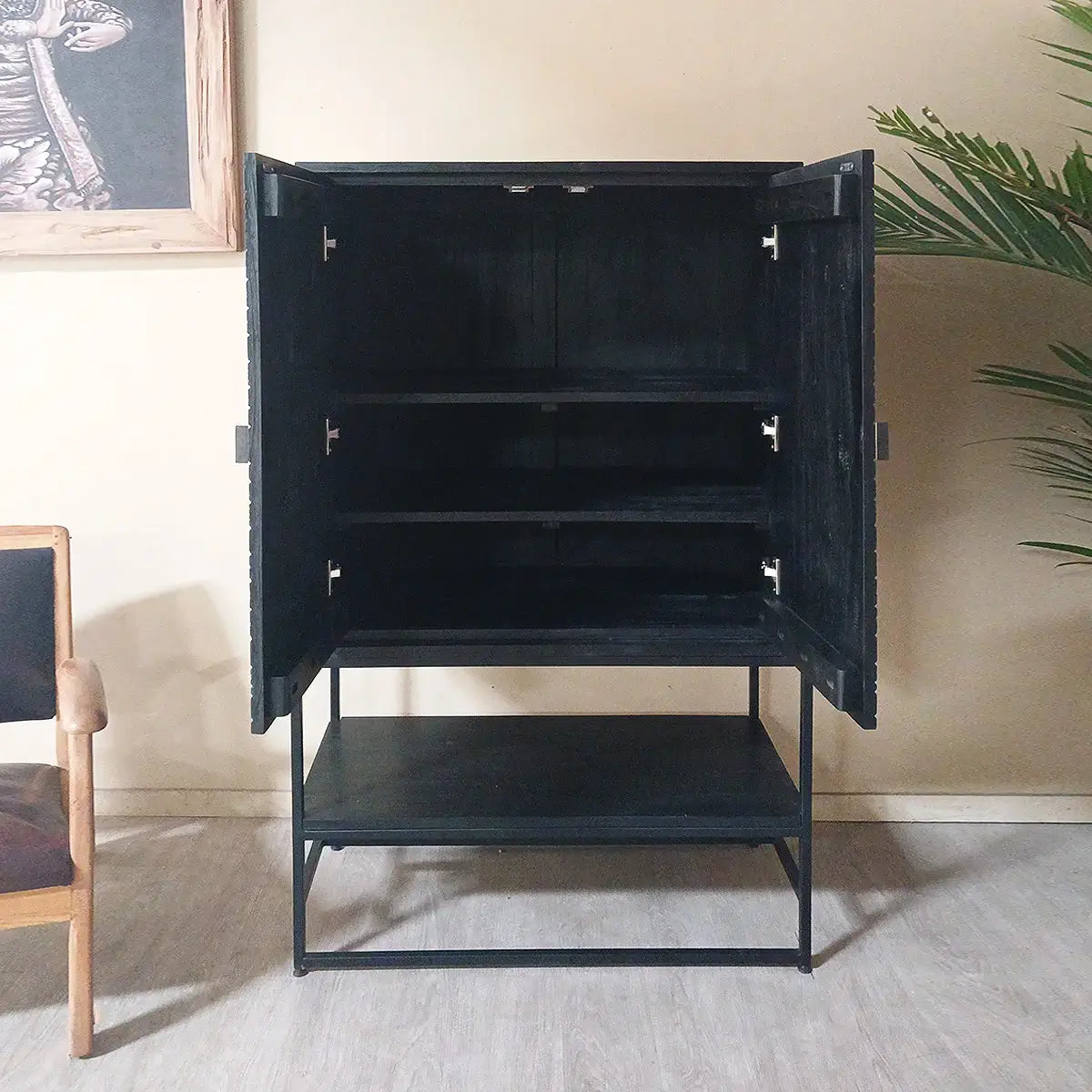 Le contraste entre le bois chaud du teck et le métal noir donne à l'armoire Maya un style industriel chic. Un meuble polyvalent pour tous les intérieurs.