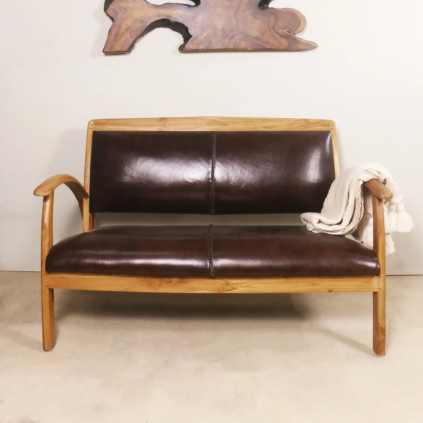 Élégance scandinave et confort réunis. Structure en teck clair, cuir marron, assise généreuse. Idéal pour un salon cosy et naturel.