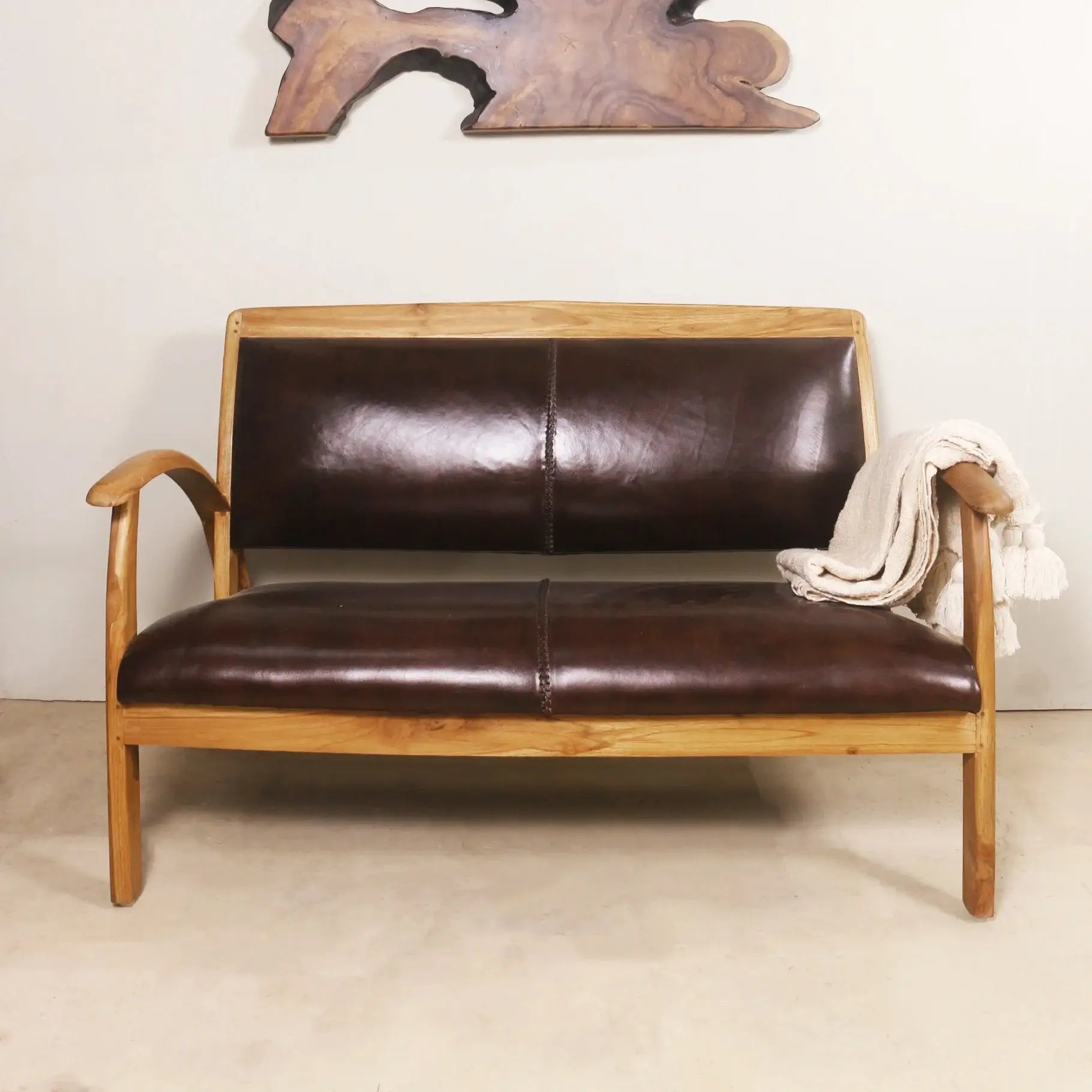 Élégance scandinave et confort réunis. Structure en teck clair, cuir marron, assise généreuse. Idéal pour un salon cosy et naturel.