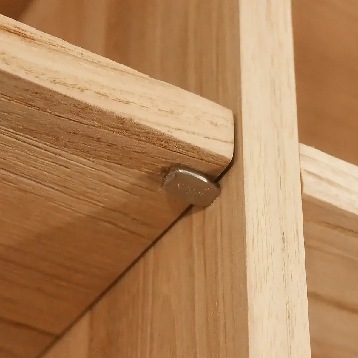 Bibliothèque BRÉHAT en teck massif : Élégance intemporelle et rangement sur-mesure. Bois noble et résistant, compartiments variés. Un meuble pour la vie qui sublimera votre intérieur.