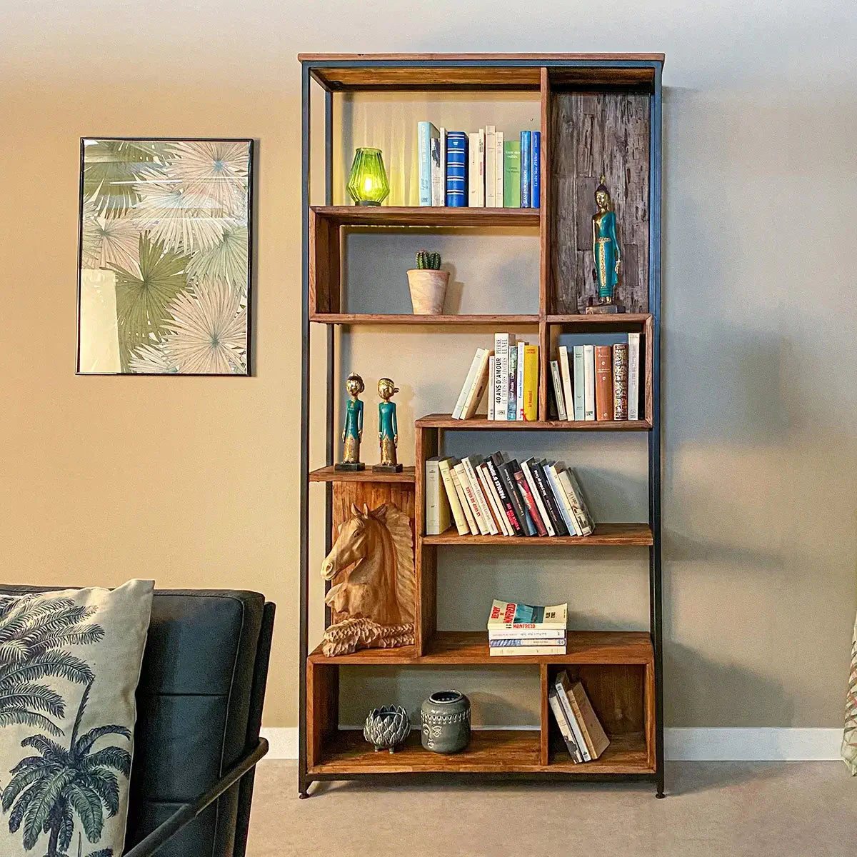 Élégance industrielle: La bibliothèque NOMAD allie authenticité et design contemporain. Parfaite pour les amateurs de style loft. #designindustriel #bibliotheque #teck