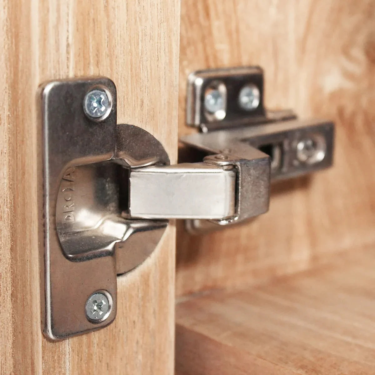 Optimisez votre espace avec cette colonne de salle de bain en teck massif d'Indonésie. Ses 6 étagères réglables et sa porte miroir à ouverture douce vous offrent un rangement sur mesure. Le fini naturel du teck apporte une touche chaleureuse à votre intérieur, tandis que les dimensions compactes (170 cm x 35 cm) s'adaptent à tous les types de salles de bain.