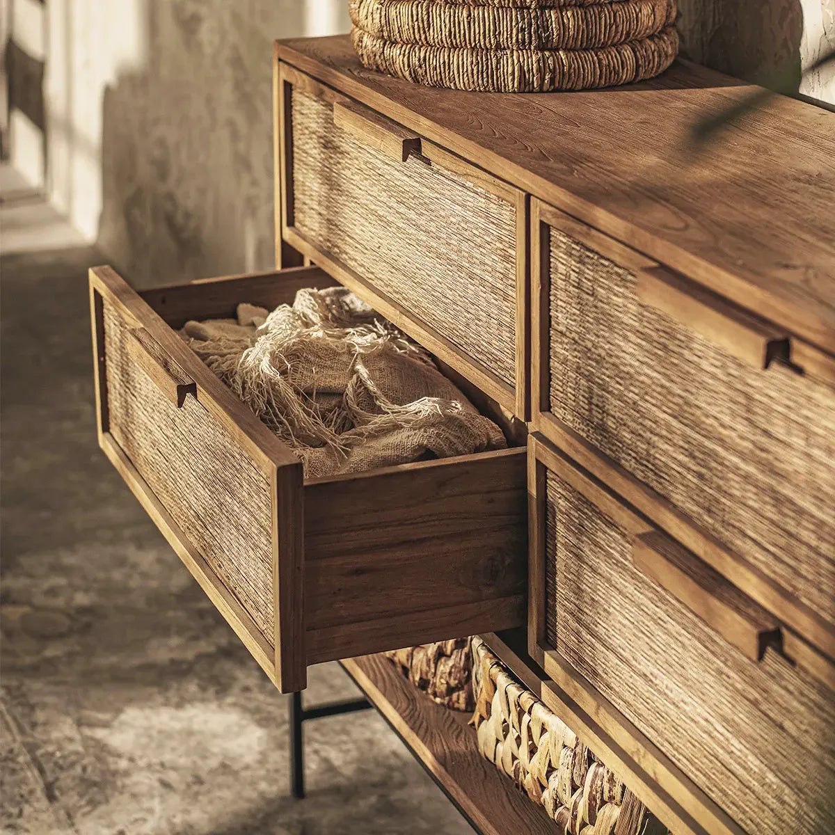 Meuble de chambre en bois massif : Sublimez votre chambre avec cette commode en teck massif. 4 tiroirs, design robuste et élégant. 