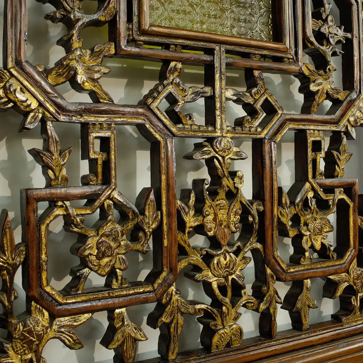 Sculpture murale chinoise en bois massif. Ornements dorés. Shaanxi, 19ème siècle. Une œuvre d'art pour votre intérieur. Parfait pour un salon ou une entrée.