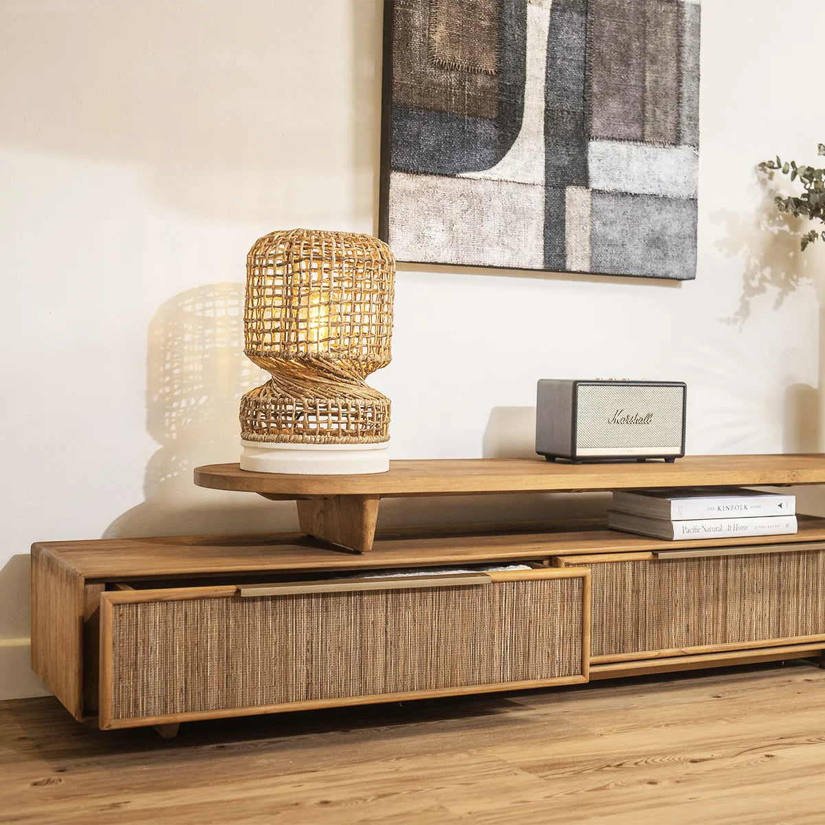 Soulignez votre personnalité avec le meuble TV GRACE. Son design unique, mêlant teck recyclé et tissage en fibre de cocotier, apporte une touche d'originalité à votre intérieur. Le plateau extensible en fait un meuble évolutif, qui s'adapte à vos envies et à l'évolution de votre salon.