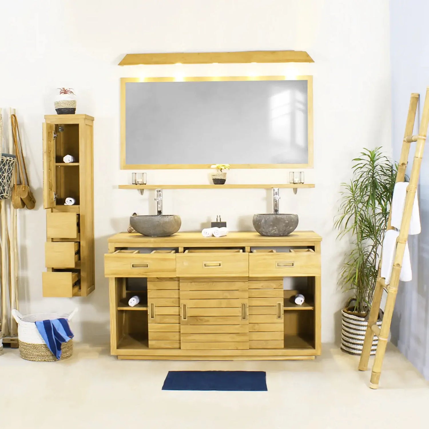 Miroir en teck massif: Apportez une touche chaleureuse et naturelle à votre salle de bain avec ce miroir en bois exotique. Disponible en plusieurs tailles. #miroir #teck #naturel #salledebain