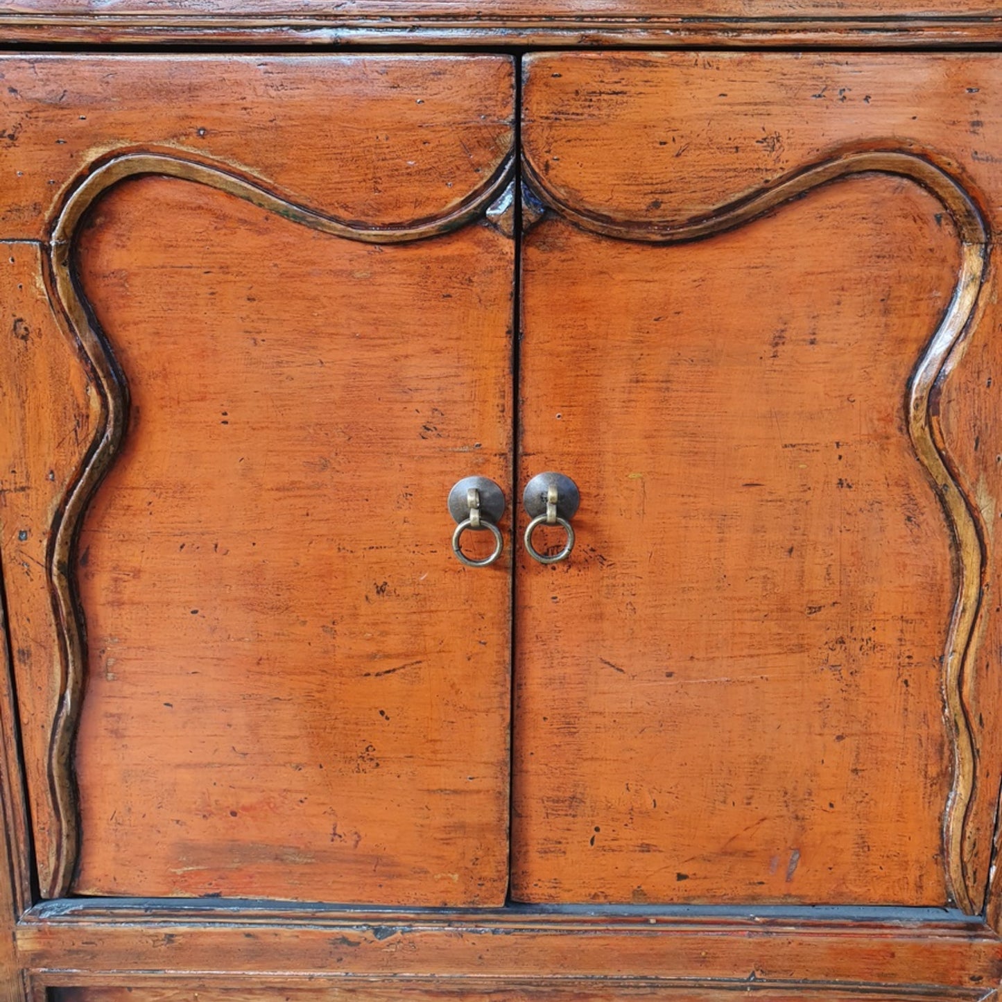 Meuble d’époque XIXe en orme laqué orange sculpté