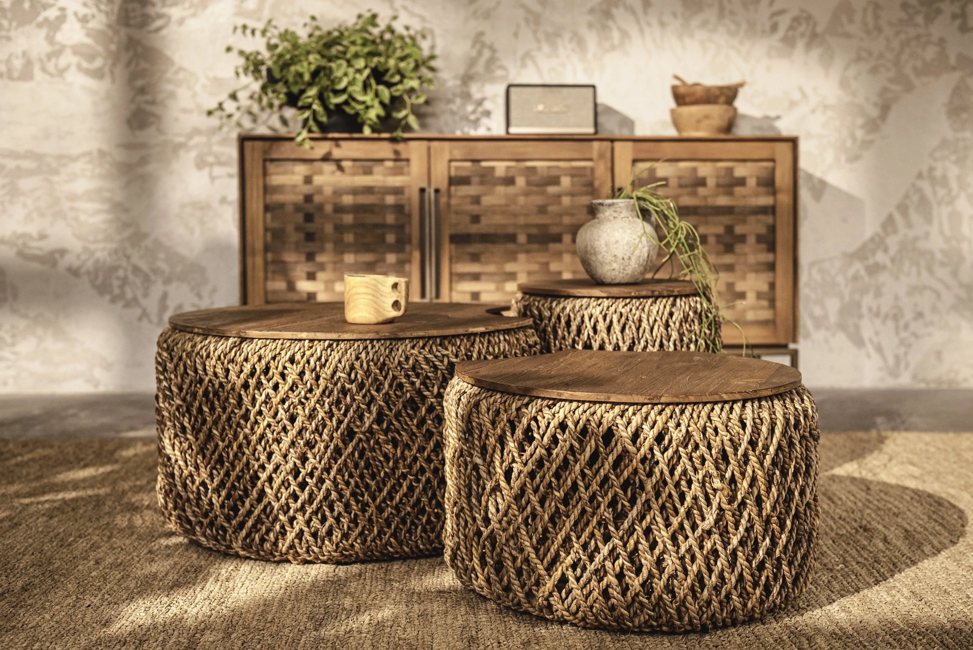  Créez une ambiance chaleureuse et accueillante dans votre salon avec ce set de 3 tables basses. Les matières naturelles et les lignes arrondies invitent à la détente et à la convivialité.