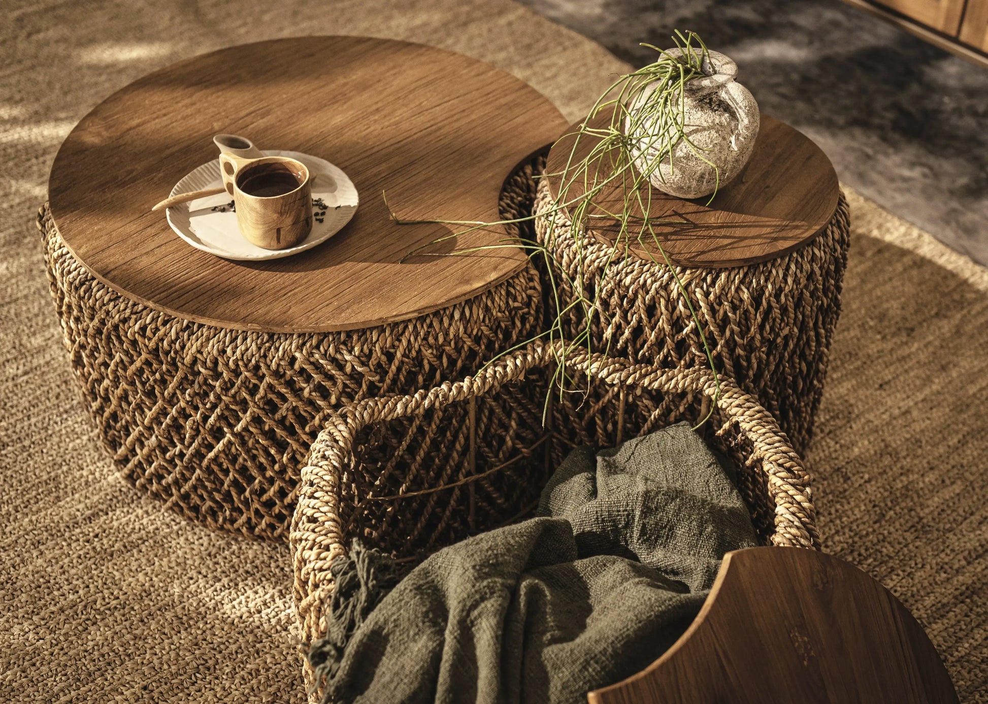 Apportez une touche d'exotisme à votre intérieur avec ce trio de tables basses. Leur design original et leurs matériaux naturels en font des pièces maîtresses.