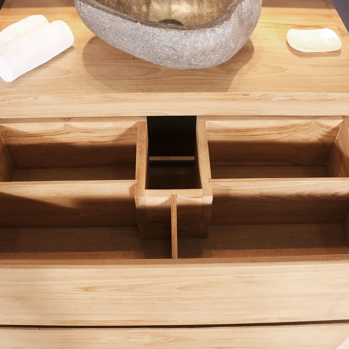 Meuble sous-vasque en bois avec 2 tiroirs dont 1 à partition, très pratique et  fonctionnel pour ranger les accessoires de toilettes.
Meuble fabriqué à la main selon des méthodes artisanales.
Teck massif (ép:20mm), bois précieux et imputrescible.
Un excellent meuble, beau, sain, durable et unique.