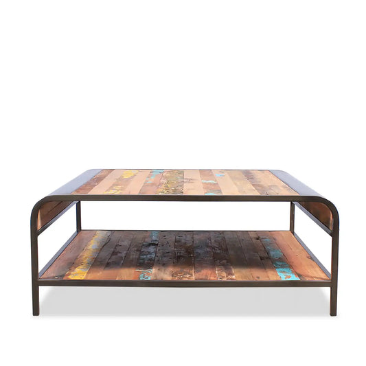 Table basse design : Le design contemporain de cette table basse en fait une pièce maîtresse. Sa structure en métal arrondi contraste avec la chaleur du bois recyclé. 