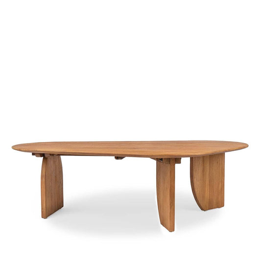 Chaque table basse ACE est une pièce unique, façonnée à la main à partir de teck recyclé. Ses courbes élégantes sont le fruit d'un savoir-faire artisanal qui lui confère un caractère authentique et intemporel.